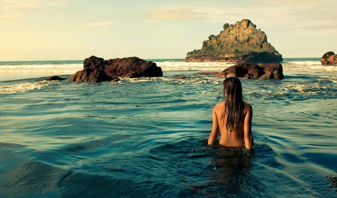 Pour vivre libérés, vivons dénudés ?